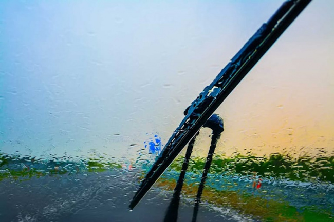 how to keep your car windscreen clear when it rains