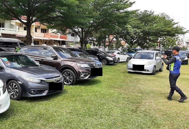 autos news, motorists slapped with rm1,000 compound notice for illegal parking in klang park