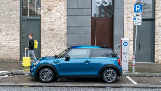 electric mini drives doubling of bmw ev sales in 2022