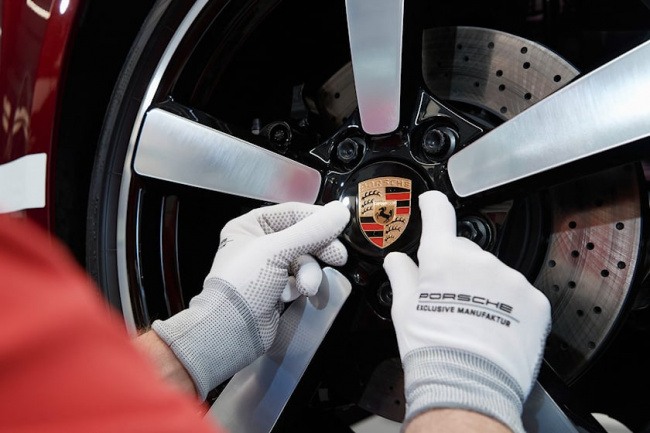 video, sports cars, luxury, the porsche crest: a history