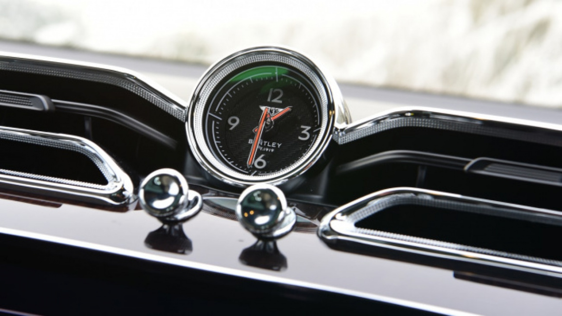 Bentley Bentayga EWB - clock