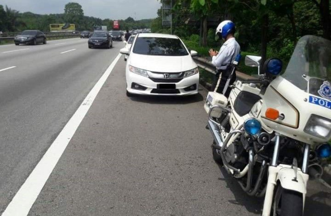 auto news, emergency lane, driving on emergency lane, pdrm, op selamat 19, malaysia traffic offence, 'toilet emergency' is not a valid reason to drive on the emergency lane