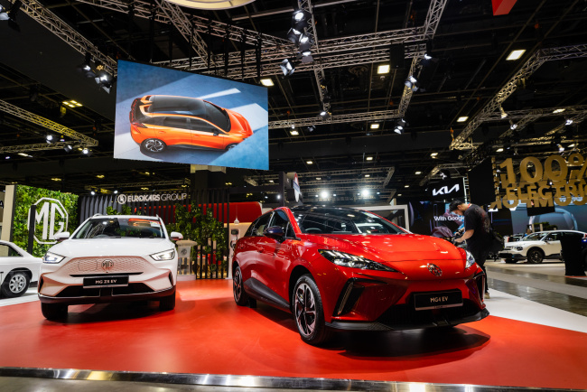 mg unveils mg4 ev and all-new mg zs ev at the singapore motor show