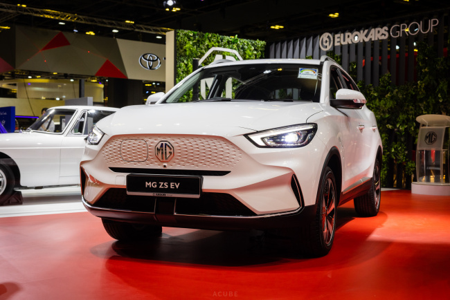 mg unveils mg4 ev and all-new mg zs ev at the singapore motor show
