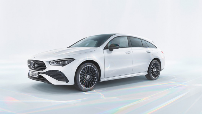 Mercedes CLA 2023 facelift: coupe front three quarter, white car, studio background