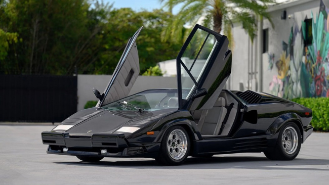 As-new Lamborghini Countach 25th Anniversary up for auction