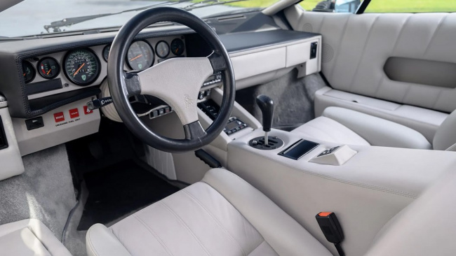 Lamborghini Countach 25th Anniversary interior