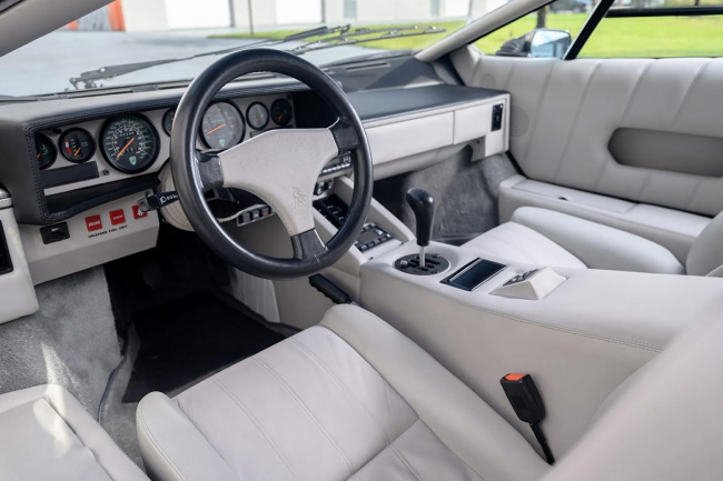 Lamborghini Countach 25th Anniversary interior
