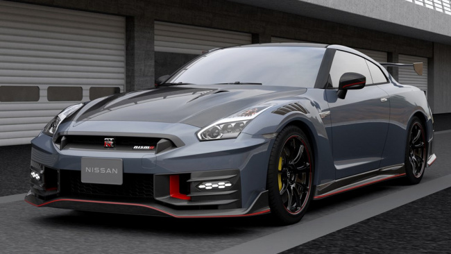 Nissan GT-R NISMO Special edition, front view, racing track