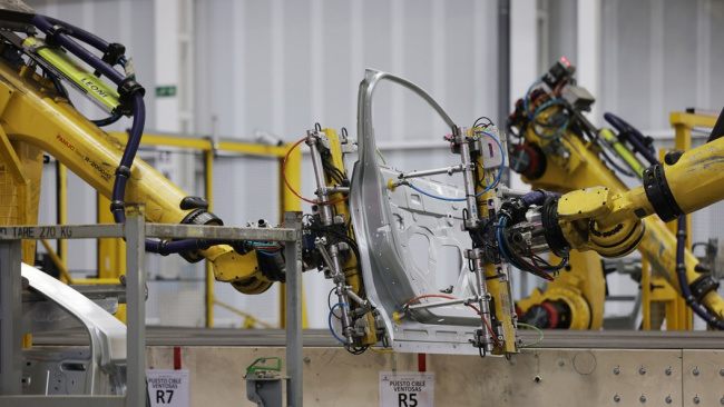 Renault factory: handler robots removing doors from stamping jig