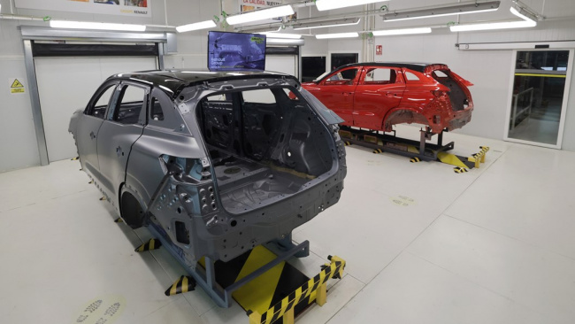 Renault factory: painted body shells