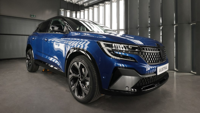 Renault factory: finished Austral SUV awaiting inspection