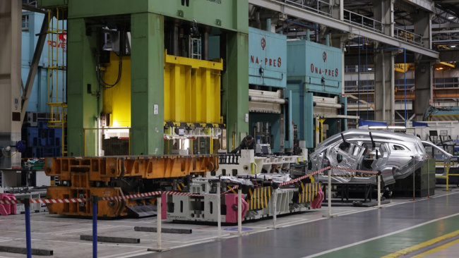 Renault factory: panel stamping machine