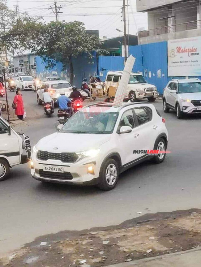 kia sonet sunroof has cargo sticking out – new jugaad spotted
