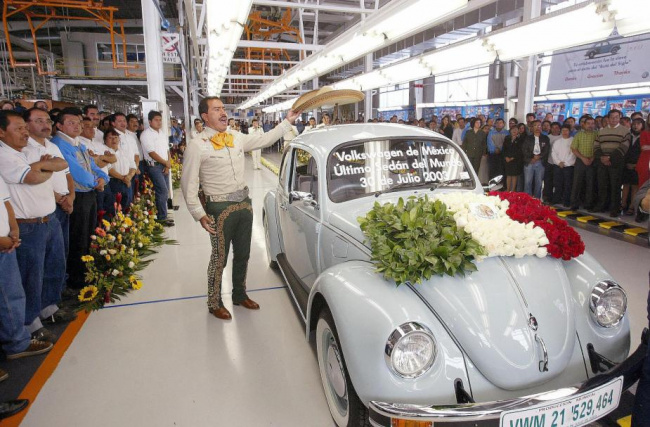 beetle, volkswagen, volkswagen built the classic vw bug for so long, it overlapped with the new beetle