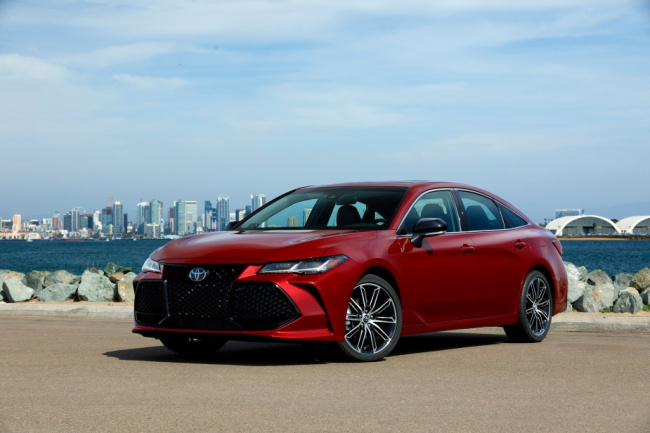 avalon, car shopping, toyota, 4 things u.s. news likes about the 2022 toyota avalon