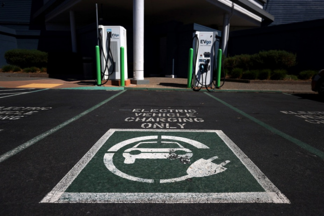 electric car, electric vehicle, phev, 3 methods oregon will use to phase out gas-powered vehicles
