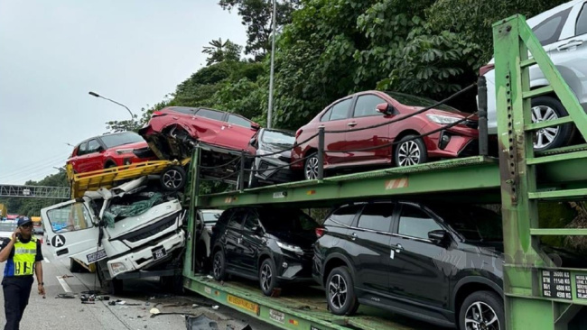 auto news, nkve, perodua trailer accident, two trailers carrying perodua vehicles collided with each other on the nkve