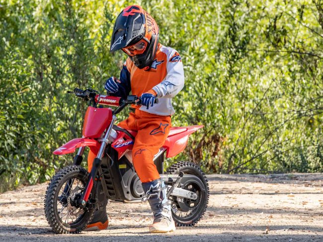 Adjusting output on the CRF-E2 takes only a few button-pushes, and navigating the simple options is intuitive. The display includes a speedometer.
