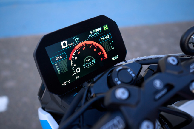 This display option was my preferred option while riding on the street. You can see your speed, DTC setting, mode, gear position, outside temp, a clock, and then some fun stuff like indicators of how much the DTC is being used, brake pressure, and max lean angle achieved.