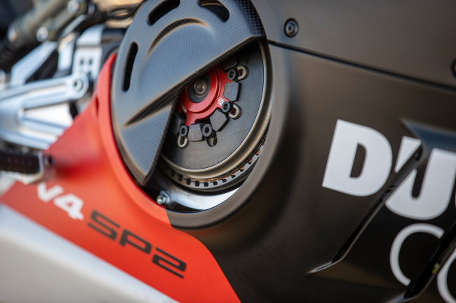 This STM-EVO dry clutch adds to the Panigale’s ruthless personality. The clatter steals the show in the paddock.