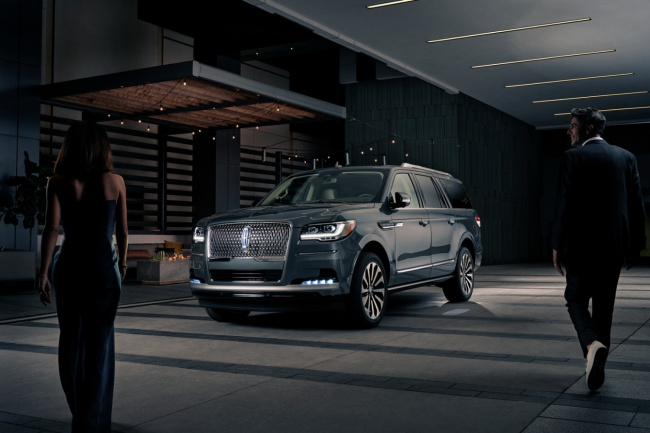 lincoln, navigator, small midsize and large suv models, the 2023 lincoln navigator only gets 2 minor changes