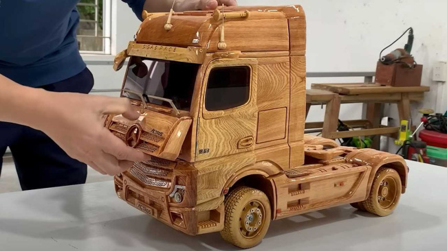 Mercedes‑Benz Actros Wooden Replica