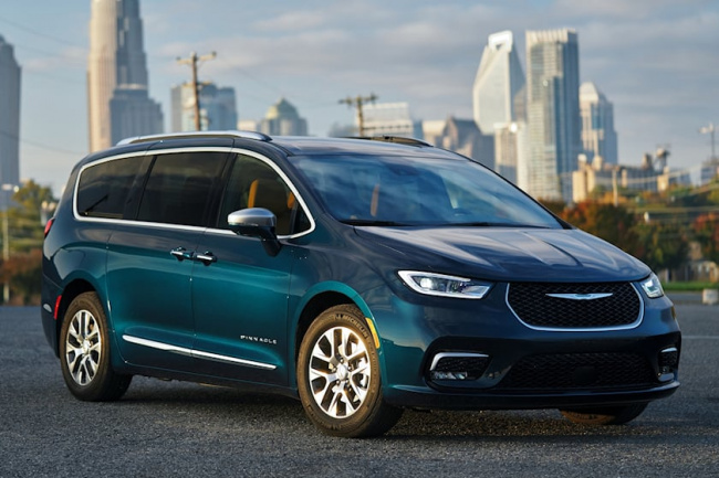 recall, government, over 67,000 chrysler pacifica hybrids could suffer sudden engine shutdown