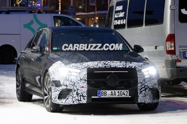 spy shots, luxury, mercedes-benz e-class spied with eqs-style led light bar