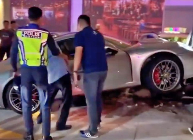 auto news, ioi city mall, porsche, 911, drunk driving, pdrm, sepang, puchong, possibly drunk porsche 911 driver rams into 3 parked cars (at least)