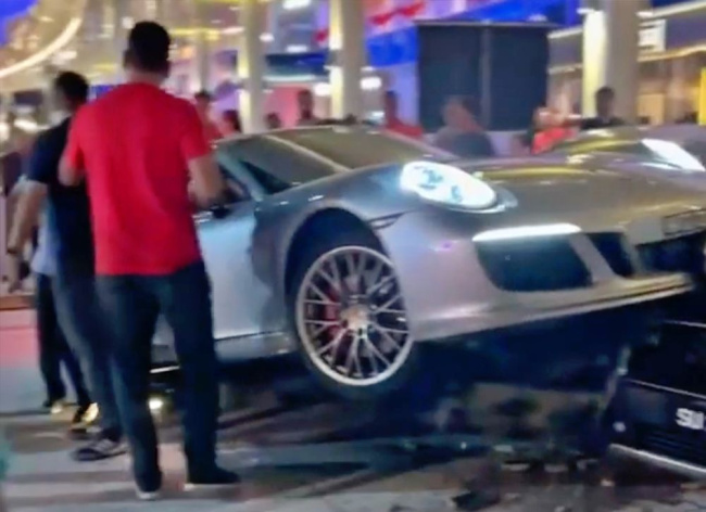 auto news, ioi city mall, porsche, 911, drunk driving, pdrm, sepang, puchong, possibly drunk porsche 911 driver rams into 3 parked cars (at least)