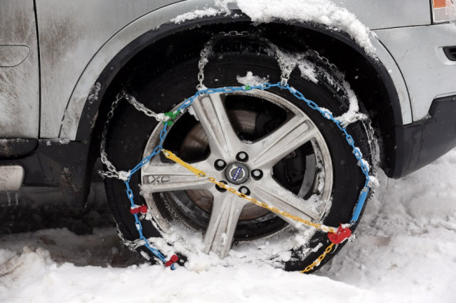 driving, tires, are snow chains necessary with awd?