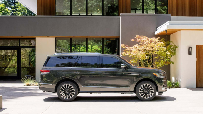 lincoln will pay buyers $5,000 to wait for the navigator
