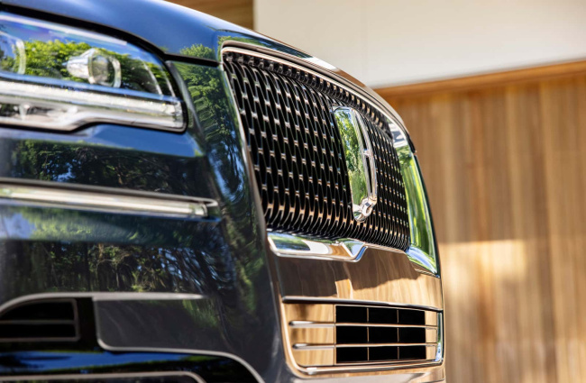lincoln will pay buyers $5,000 to wait for the navigator