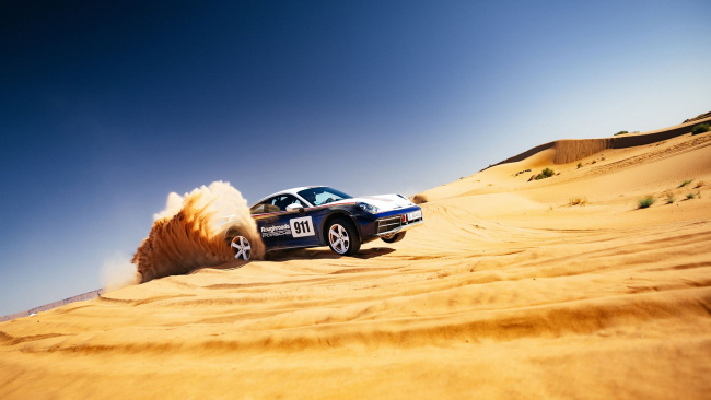 Jumping over sand, 911 Dakar 2023