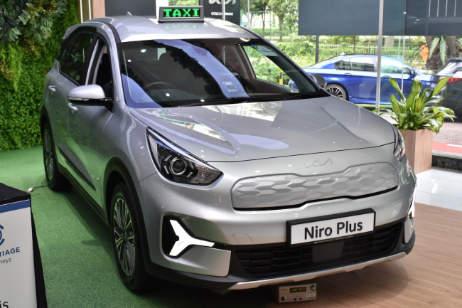 kia singapore unveils niro plus hybrid fleet of taxis and phvs, not for sale to public