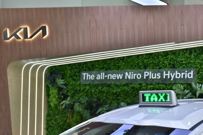 kia singapore unveils niro plus hybrid fleet of taxis and phvs, not for sale to public