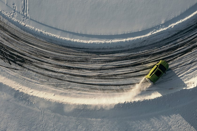 video, offbeat, vw sister brand skoda sets new world record for longest ice drift