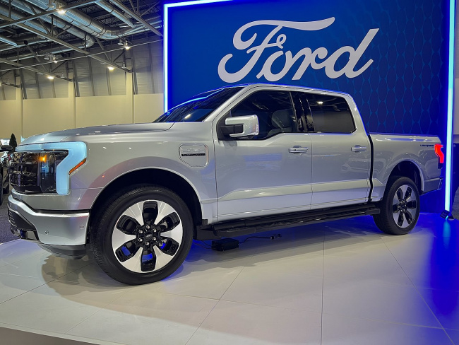 Ford reports Q4 earnings: EPS miss, revenue beat, strong cash flow from Rivian stock sale