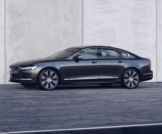 volvo launching six evs by 2026, including two sedans - report