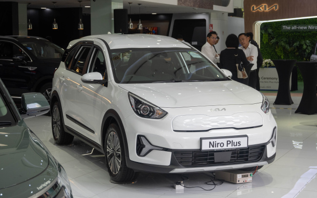 kia singapore signs agreement to supply premier with all-new kia niro plus taxis
