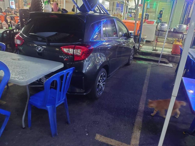 auto news, perodua myvi, perodua myvi viral, perodua myvi restaurant, perodua myvi parking kedai makan, 'king myvi' gets cornered by a restaurant