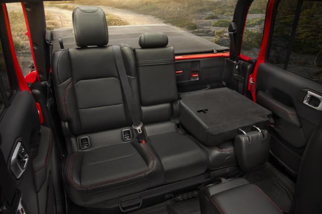 how roomy is a jeep gladiator?