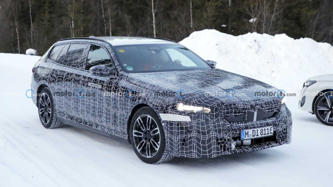 bmw i5 touring spied with production lights