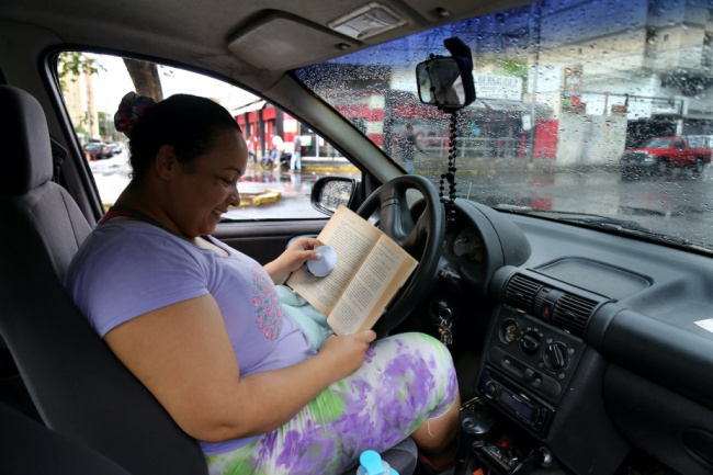 driving, safety, is it illegal to read a book while driving?