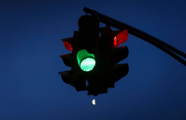 traffic, green yellow red: now engineers want a 4th traffic signal light