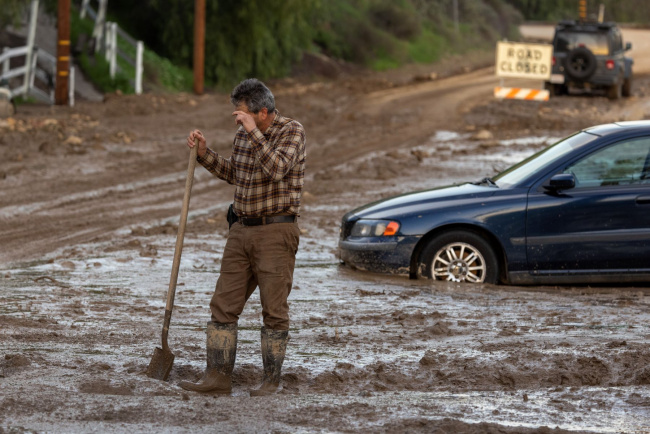 car accidents, car safety, 5 steps to follow if your car gets stuck in the mud
