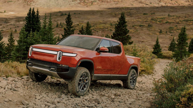 rivian r1t electric pickup vs jeep gladiator: off-road rival test