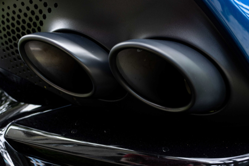 2022 Aston Martin DBX707 Singapore - Twin exhaust pipes