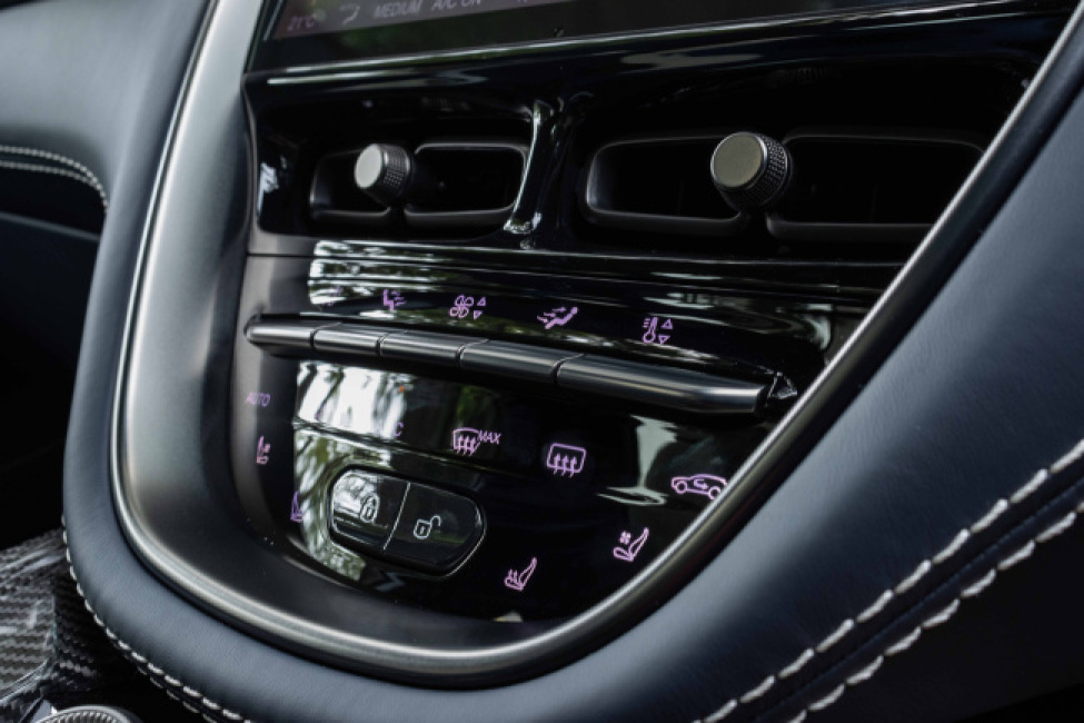 2022 Aston Martin DBX707 Singapore - Air-conditioning controls